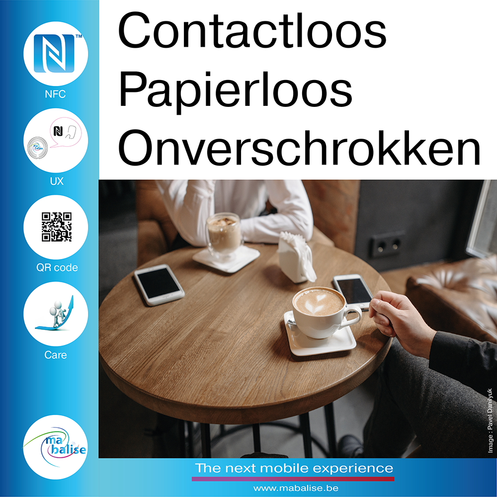 Koffiekopje en mobiele telefoon voor QR-menu contactloos papierloos onbevreesd